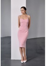 Изысканное платье-футляр в нежно-розовом цвете