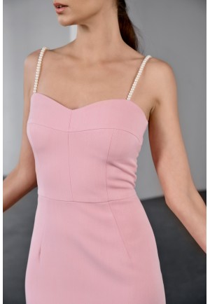 Изысканное платье-футляр в нежно-розовом цвете