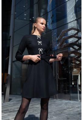 Чёрное платье с жемчужными бантами