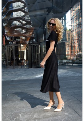 Чорна міді-сукня з білими деталями