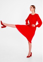 Яскрава червона сукня міді