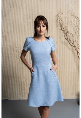 Нежное голубое платье украшенное бахромой