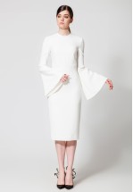 Біла сукня-футляр з рукавами-кльош