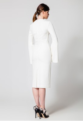 Белое платье-футляр с рукавами-клеш