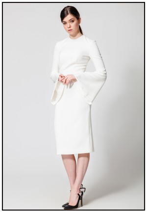 Белое платье-футляр с рукавами-клеш
