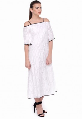 Белое платье из фактурной ткани