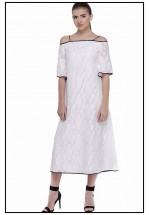 Белое платье из фактурной ткани