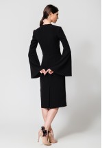 Черное платье-футляр с рукавами-клеш