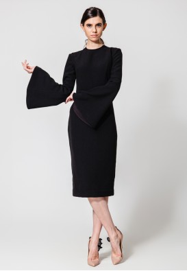 Чорна сукня-футляр із рукавами-кльош