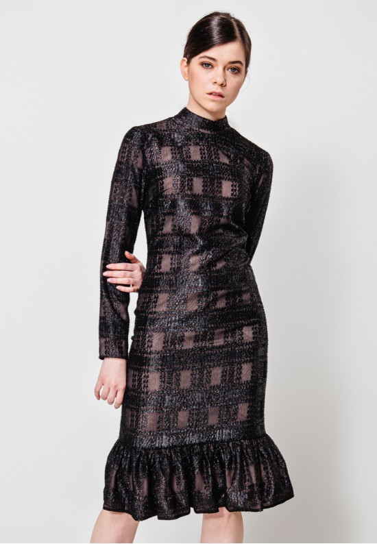 Чорна сукня міді зі збіркою