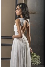 Эффектное белое платье с открытой спиной