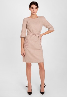 Элегантное бежевое платье из кашемира