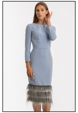 Блакитна сукня міді з хутряним манжетом по подолу