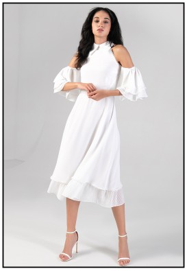 Нежное белое платье миди с открытыми плечами
