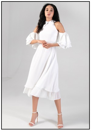 Ніжна біла сукня міді з відкритими плечима